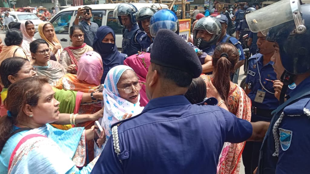 টাঙ্গাইলে বড় মনিকে ঘিরে পাল্টাপাল্টি সমাবেশ করতে দেয়নি পুলিশ