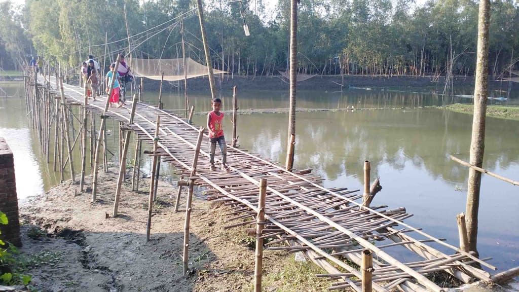 খালে সেতু জোটেনি সাঁকো নড়বড়ে