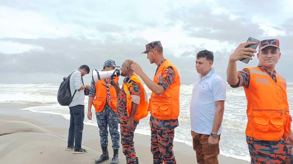 ঘূর্ণিঝড় রিমাল: কক্সবাজার ছাড়ছেন পর্যটকেরা, বিমান ওঠানামা বন্ধ