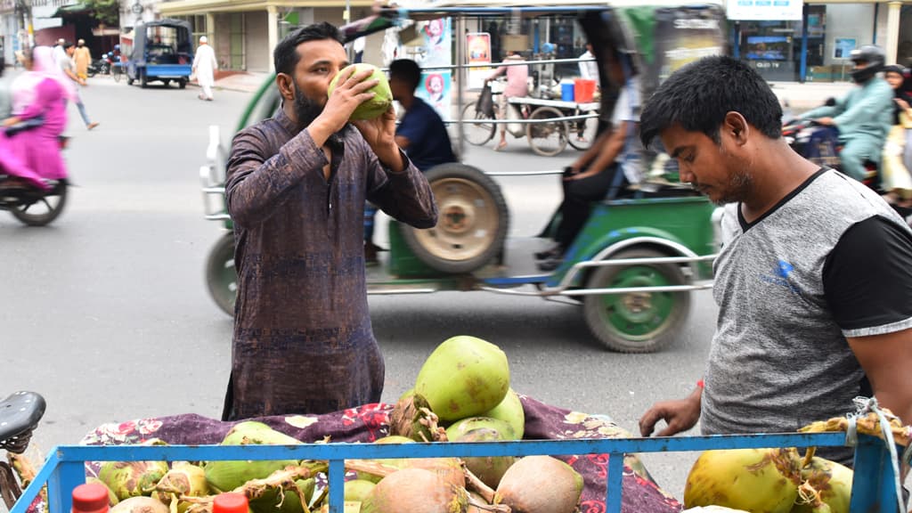 তীব্র তাপপ্রবাহে পুড়ছে রাজশাহী