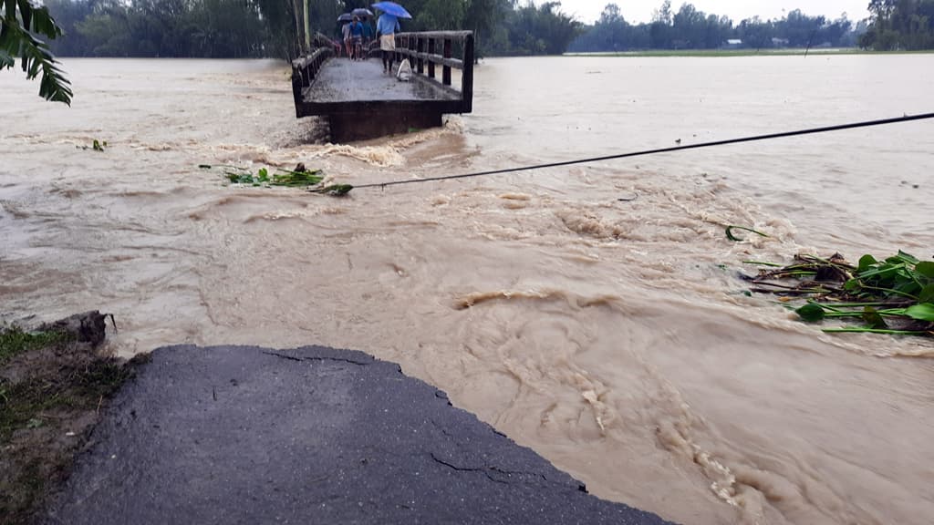 সড়কে ধস, ফসলের ক্ষতি