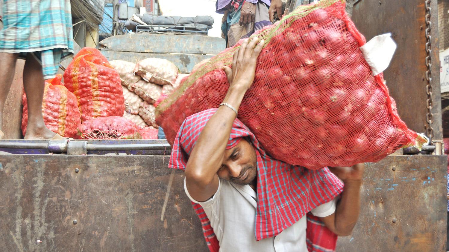 পেঁয়াজের ঝাঁজে আমজনতার নাভিশ্বাস