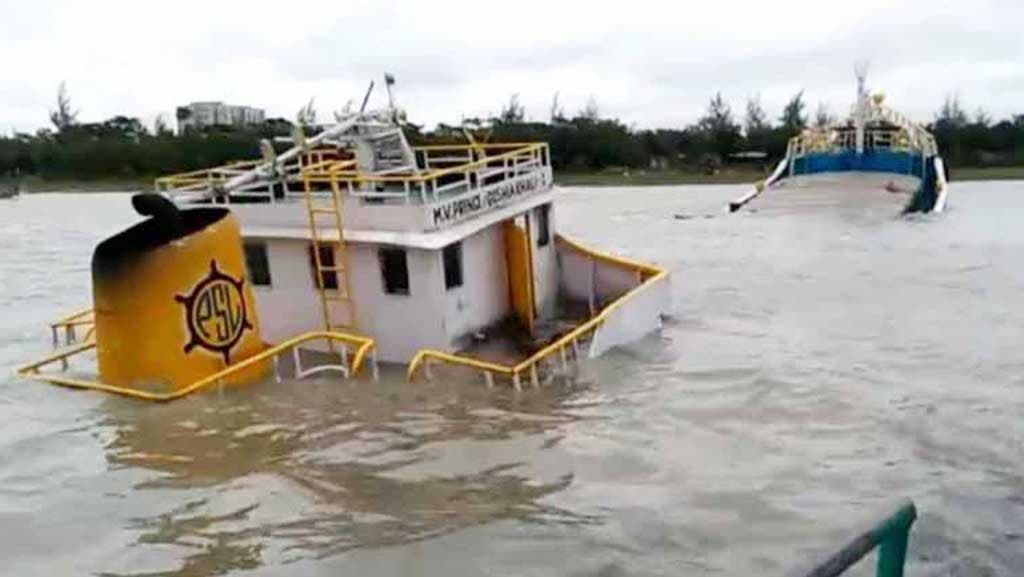 পশুর নদীতে ৮০০ টন কয়লাবোঝাই লাইটার জাহাজ ডুবি