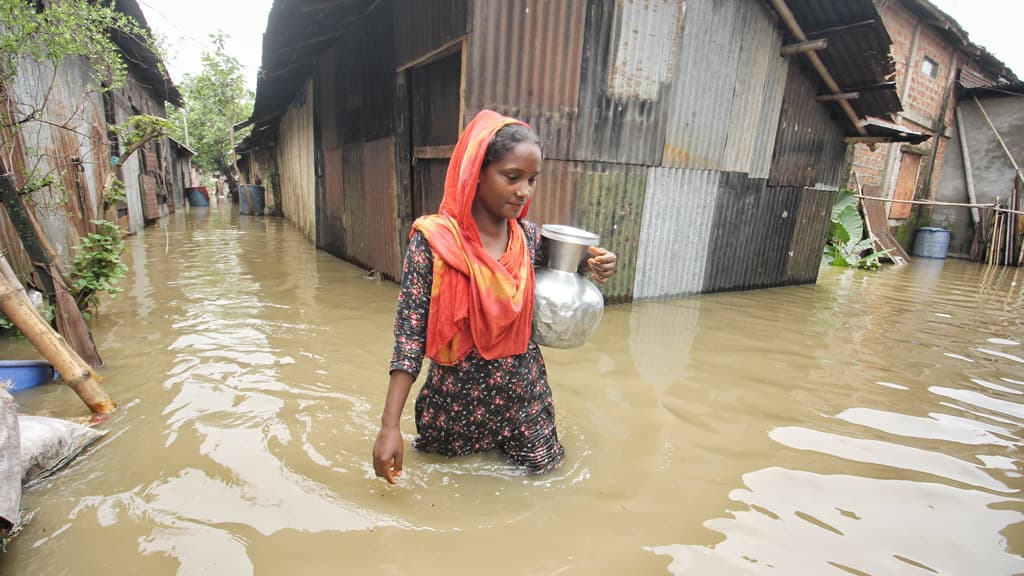 নগরের কোথাও হাঁটুপানি কোথাও কোমরপানি