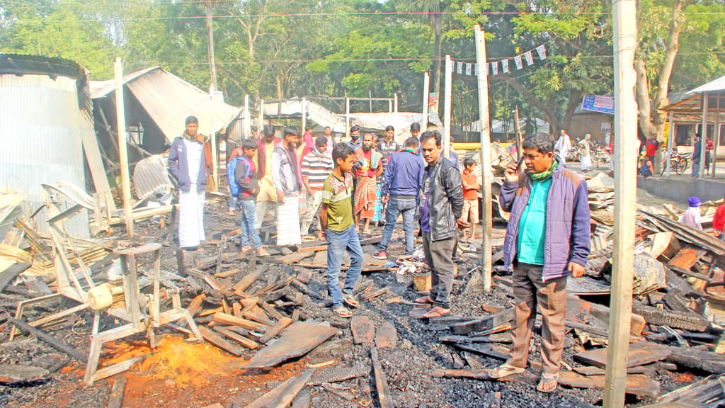 পাবনায় আগুনে পুড়ল ৪ দোকান ষড়যন্ত্রের দাবি