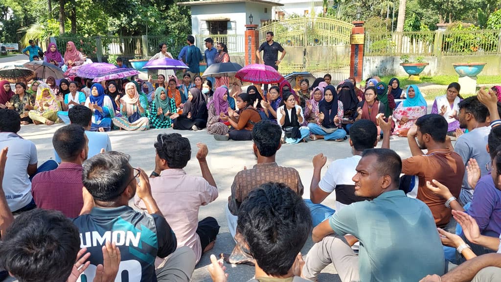 ভিসির বাসভবনের সামনে বাকৃবি শিক্ষার্থীদের অবস্থান 