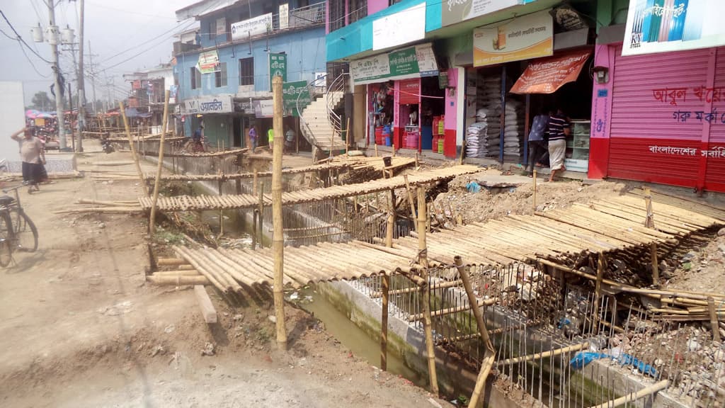 বৃষ্টিতে নালার নির্মাণকাজ বন্ধ, চলাচলে ভোগান্তি