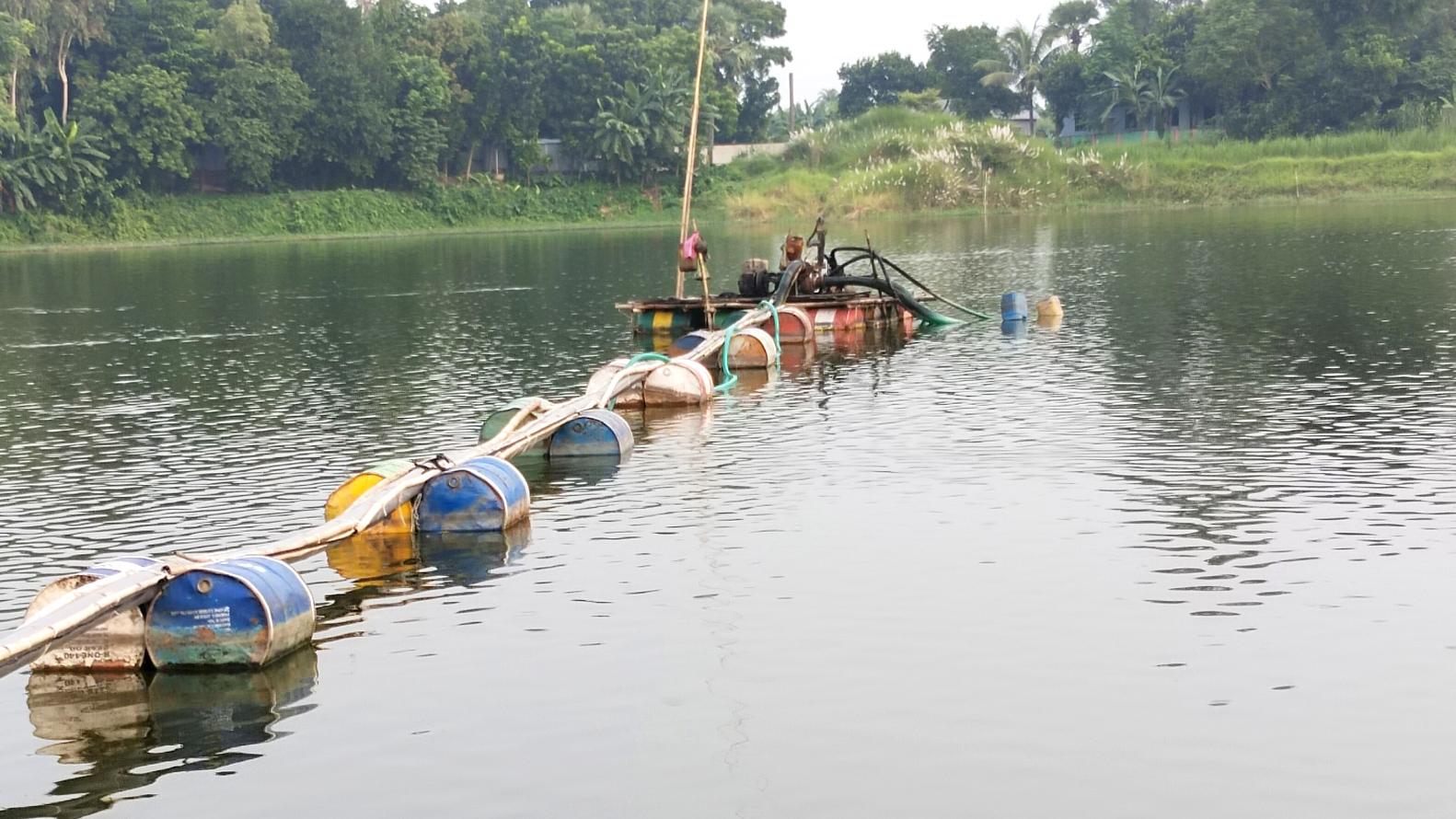 সিংগাইরে ড্রেজার মেশিনে চলছে বালু উত্তোলন, হুমকিতে কৃষিজমি ও বসতবাড়ি