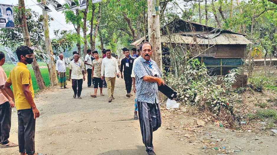 বুথ থেকে ইভিএম নিয়ে নৌকার ক্যাম্পে গেলেন যুবলীগ নেতা