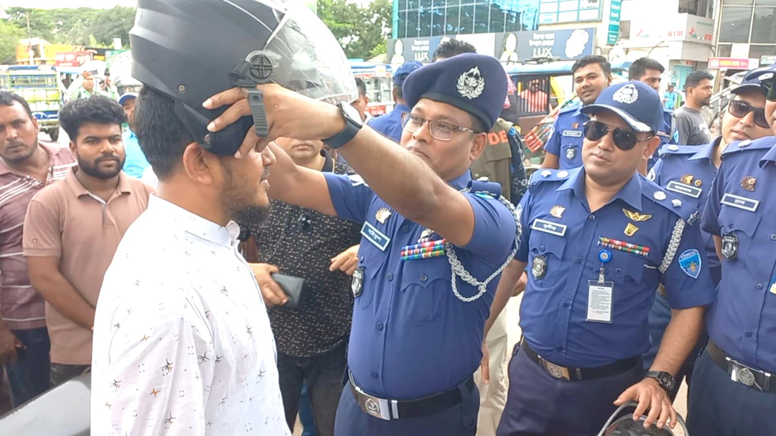 চাঁদপুরে ‘নো হেলমেট নো ফুয়েল’ কার্যক্রম শুরু