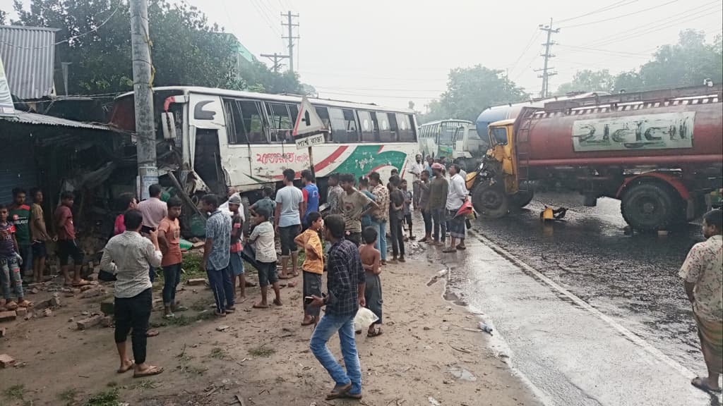 ঢাকা-সিলেট মহাসড়কে বাস-লরির মুখোমুখি সংঘর্ষে আহত ১২