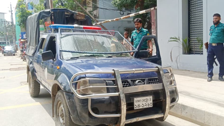 উত্তরায় পুলিশের গাড়িতে হামলা ও ভাঙচুর 