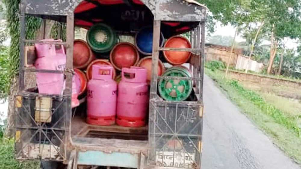 অবাধে গ্যাস সিলিন্ডার বিক্রি হওয়ায় বাড়ছে ঝুঁকি, দুর্ঘটনার আশঙ্কা