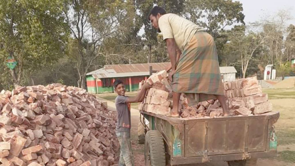 বাবার সঙ্গে দিনমজুরি করেও ট্যালেন্টপুলে বৃত্তি পেল আলিফ