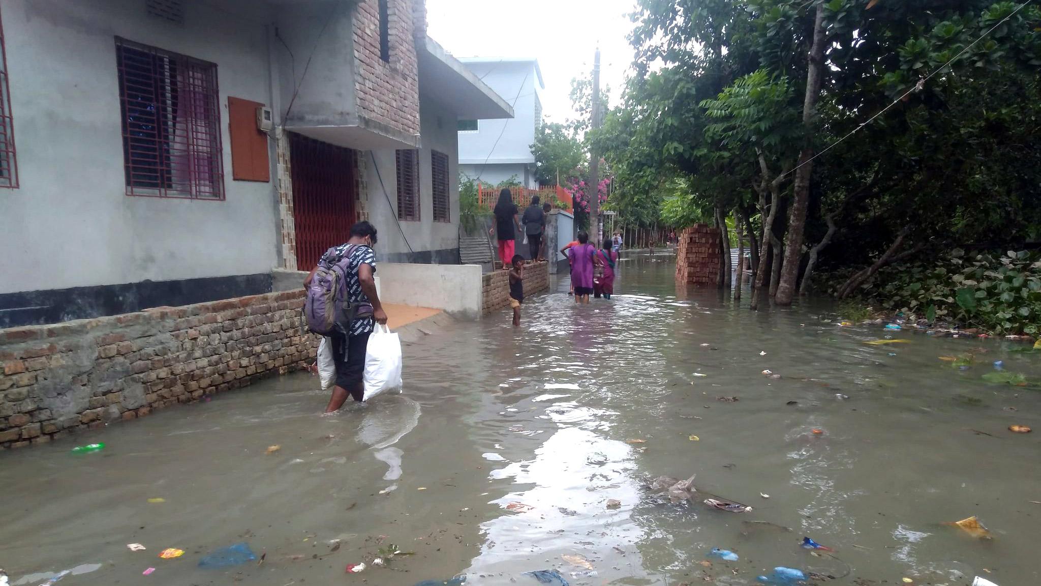 নদীর পানি বাসা-বাড়িতে