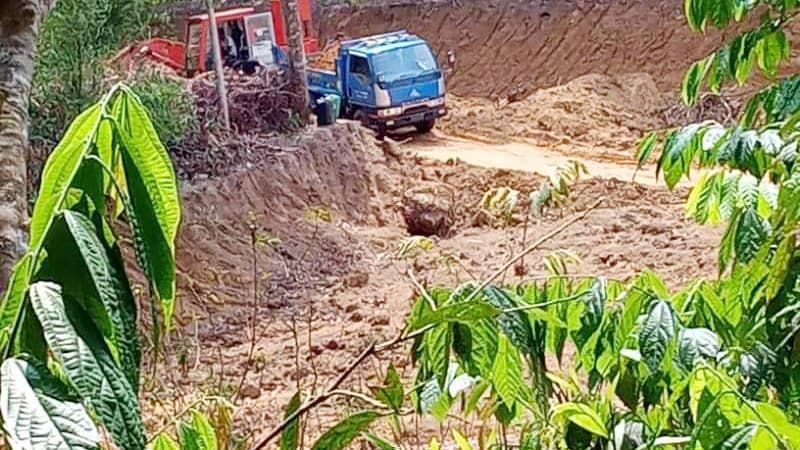 রাতের আঁধারে কাটা হচ্ছে পাহাড়, ছাত্রলীগ নেতাকে জরিমানা