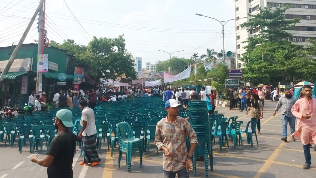 আগারগাঁওয়ে সড়ক বন্ধ করে আওয়ামী লীগের শান্তি সমাবেশ