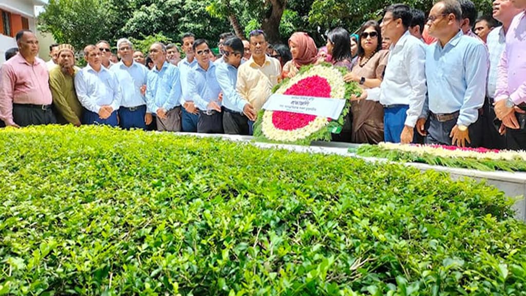 গোপালগঞ্জে জাতির পিতার সমাধিতে পদোন্নতিপ্রাপ্ত যুগ্ম সচিবদের শ্রদ্ধা