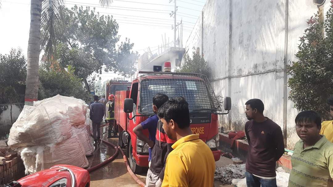 শ্রীপুরে সুতার মিলে আগুন, নিয়ন্ত্রণে ৩ ইউনিট