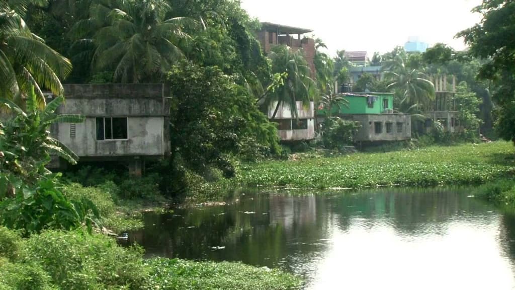 নদী দখল করে স্থাপনা