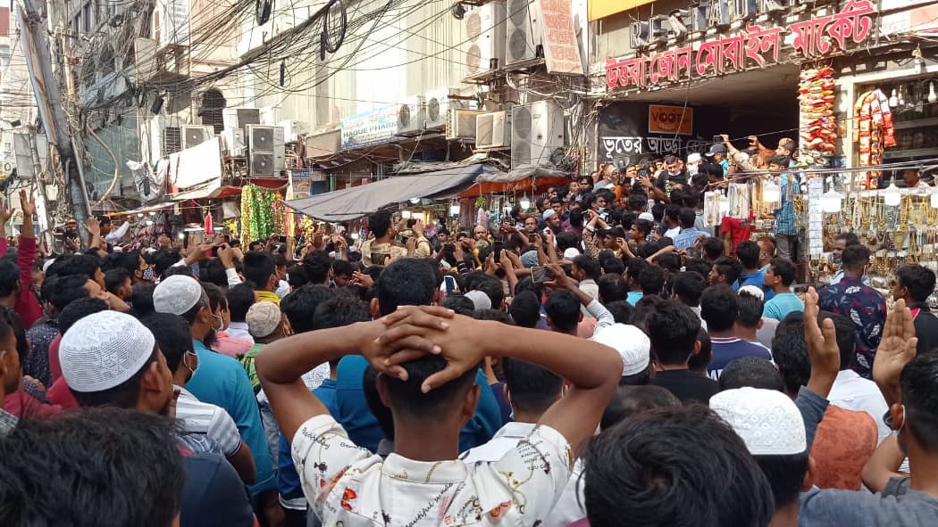 উত্তরায় শীর্ষ চাঁদাবাজদের নেতৃত্বে হকারদের বিক্ষোভ