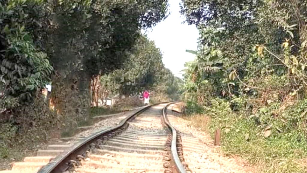 গরম শুরুর আগেই ১৫ ফুট রেললাইন বেঁকে গেল আখাউড়ায়, পরে মেরামত 