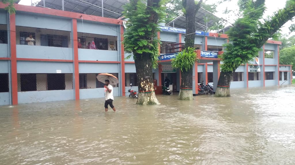 পূর্বধলায় দুদিনের টানা বৃষ্টিতে জলাবদ্ধতা, ভোগান্তিতে মানুষ