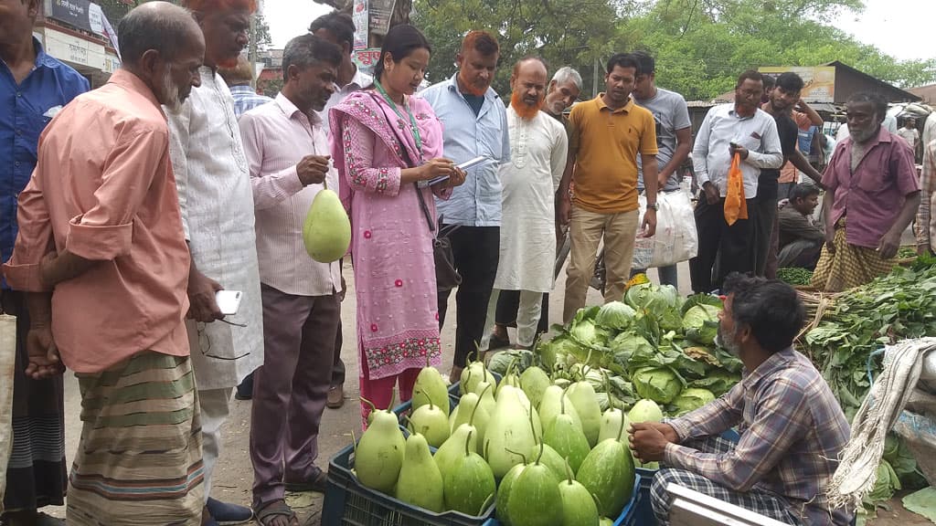 বাঘায় লাউ–বেগুনের পাইকারি দাম ১–৩ টাকা, তবুও ক্রেতা মিলছে না