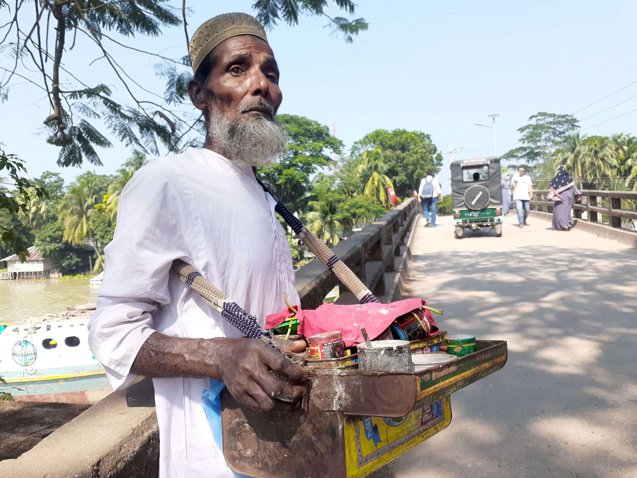 বৃদ্ধ মোজাম্মেলের পান বিক্রির টাকায় চলে সংসার