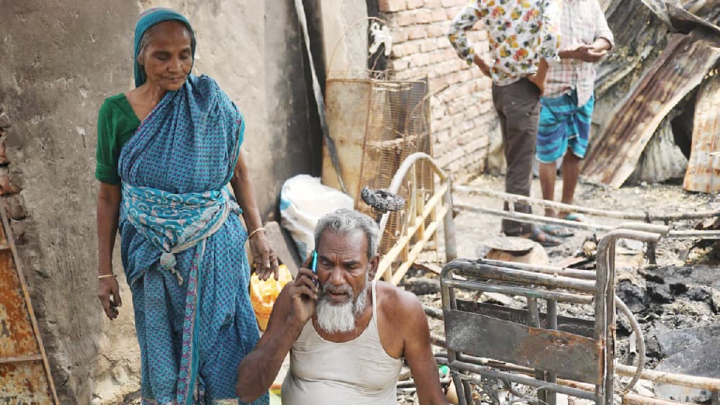 নিমেষেই ছাই হয়ে গেছে মজনুর স্বপ্ন