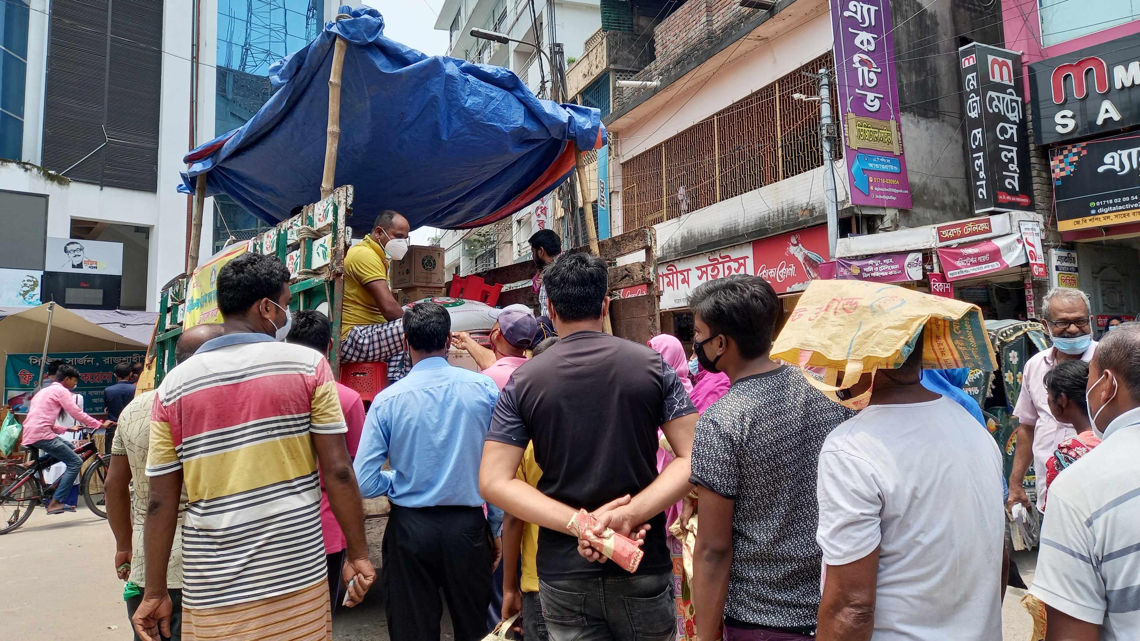 রাজশাহীতে কমেনি করোনার সংক্রমণ, আমে ঝুলে আছে লকডাউন