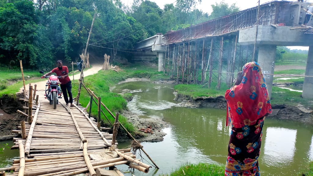 সেতু অসম্পূর্ণ, ঠিকাদার প্রকৌশলীর ঠেলাঠেলি