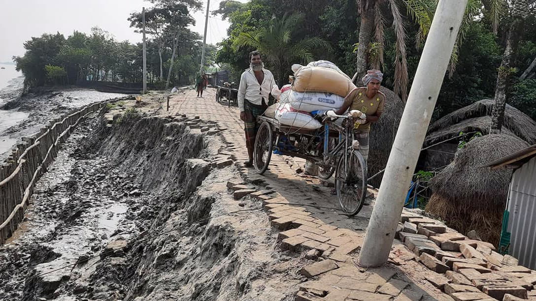 রাস্তার বেশি অংশই নদীতে