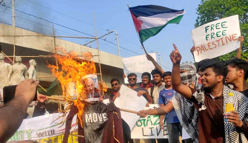 রাজু ভাস্কর্যের সামনে নেতানিয়াহুর কুশপুত্তলিকা দাহ করলেন ঢাবি শিক্ষার্থীরা