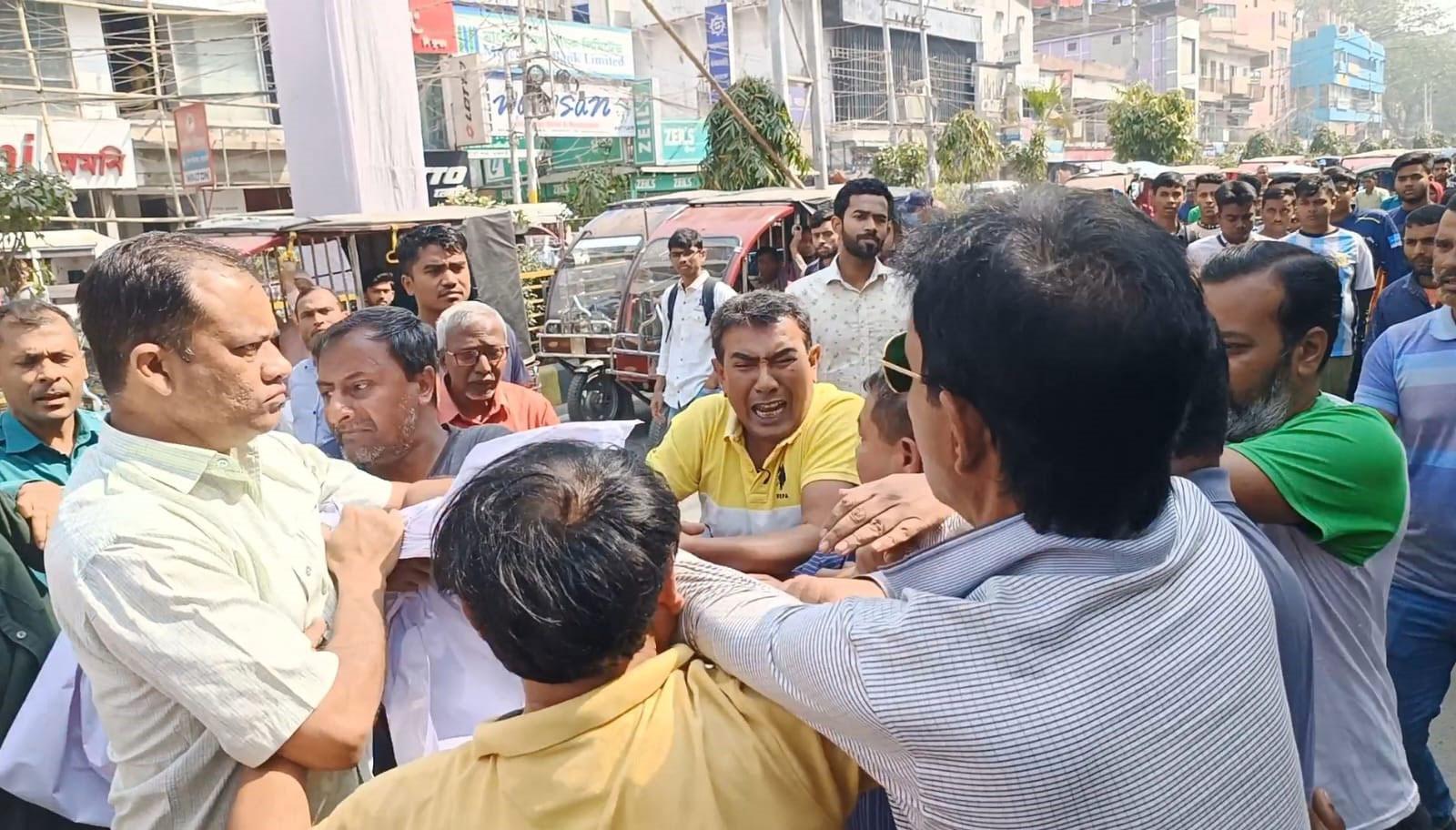 আ. লীগ নেতা ডাবলুকে দল থেকে অব্যাহতির দাবিতে মানববন্ধনে হামলা