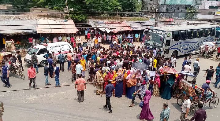 পলাশবাড়ীতে এক নারীর বিরুদ্ধে মহাসড়কে কয়েকটি সংগঠন