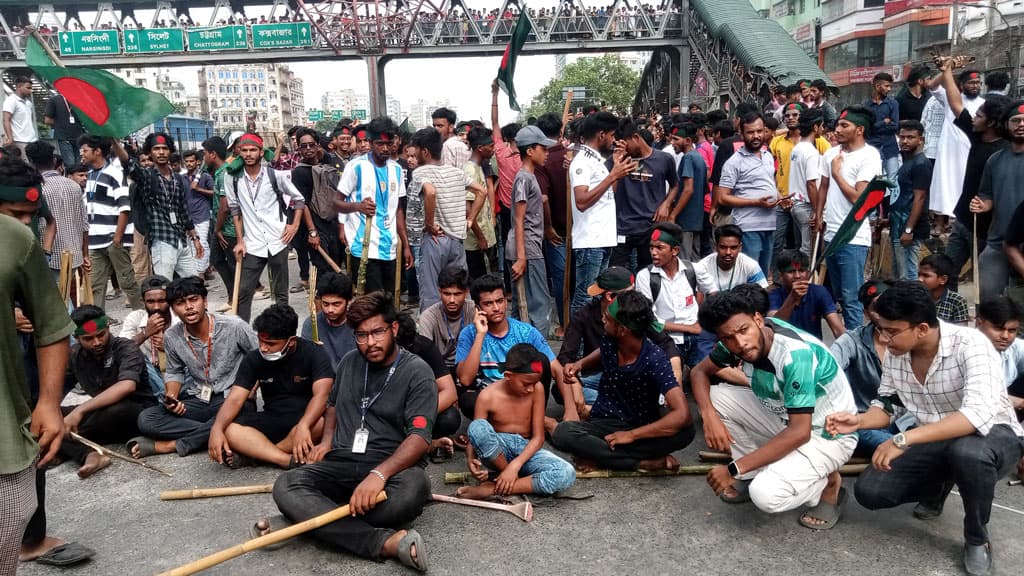 ঢাকা-চট্টগ্রাম মহাসড়ক অবরোধ করে শিক্ষার্থীদের বিক্ষোভ