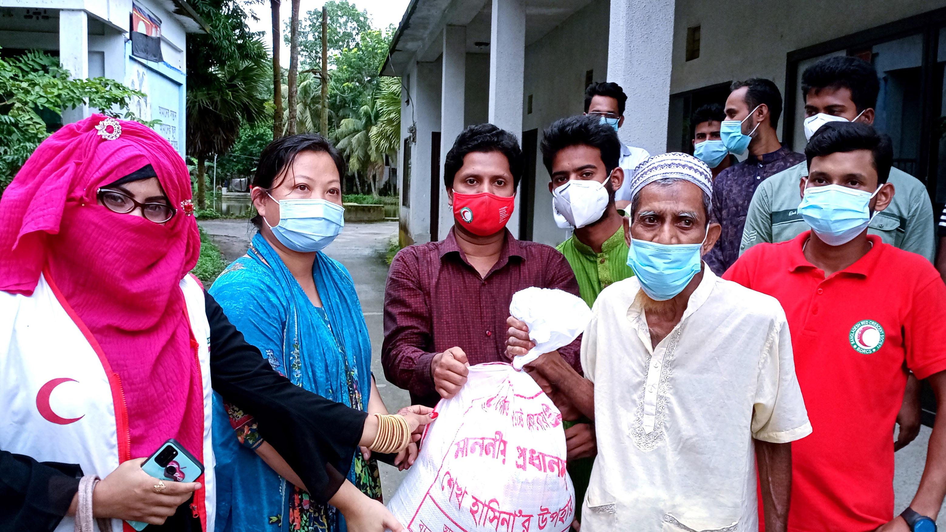 ৩৩৩ এ কল দিয়ে প্রধানমন্ত্রীর উপহার পেল ৩২ পরিবার