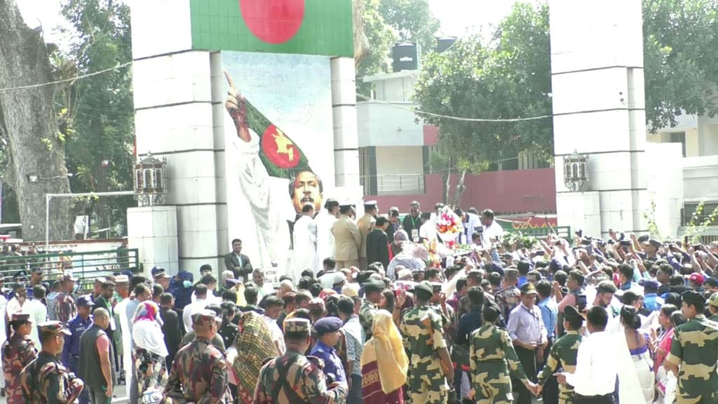 বেনাপোল সীমান্তে অস্থায়ী শহীদ মিনারে দুই বাংলার মানুষের শ্রদ্ধা