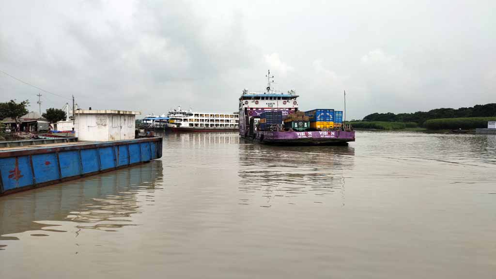 দেড় মাস বাংলাবাজার-শিমুলিয়া নৌরুটে ফেরি বন্ধ, দুর্ভোগ থেকে মুক্তি দেবে পদ্মাসেতু