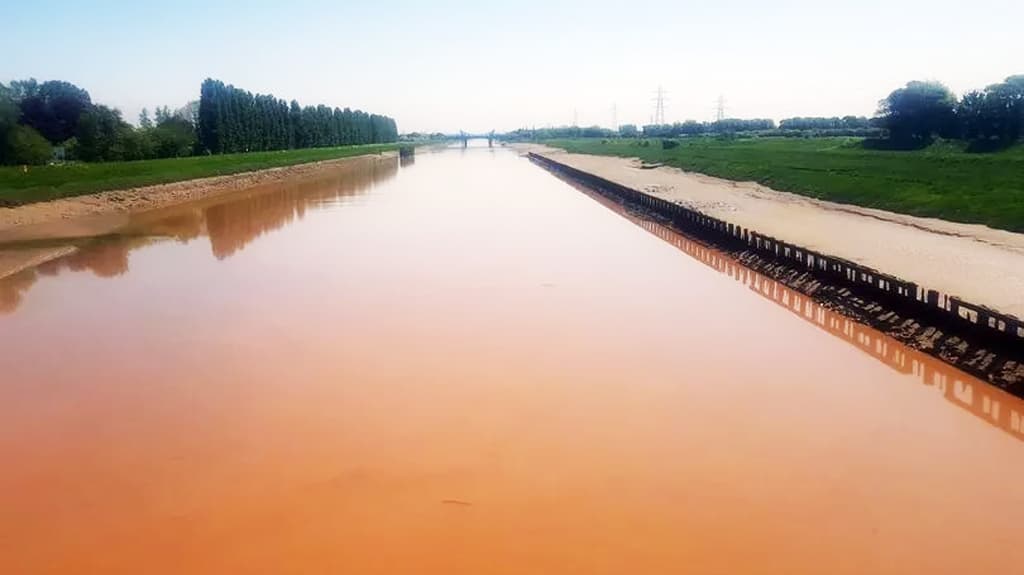 রাতারাতি কমলা রঙের হয়ে গেল নদীর পানি