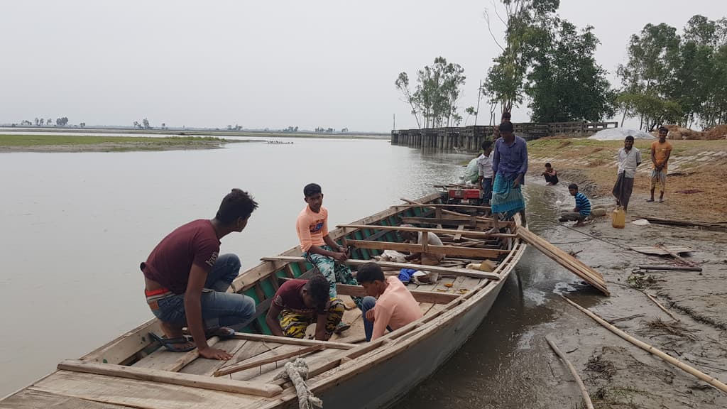 তিস্তায় নৌকা তৈরির ধুম