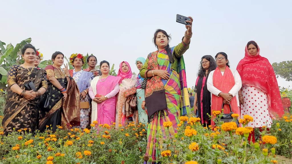 যশোরে ফুল উৎসবে দর্শনার্থীদের ভিড়