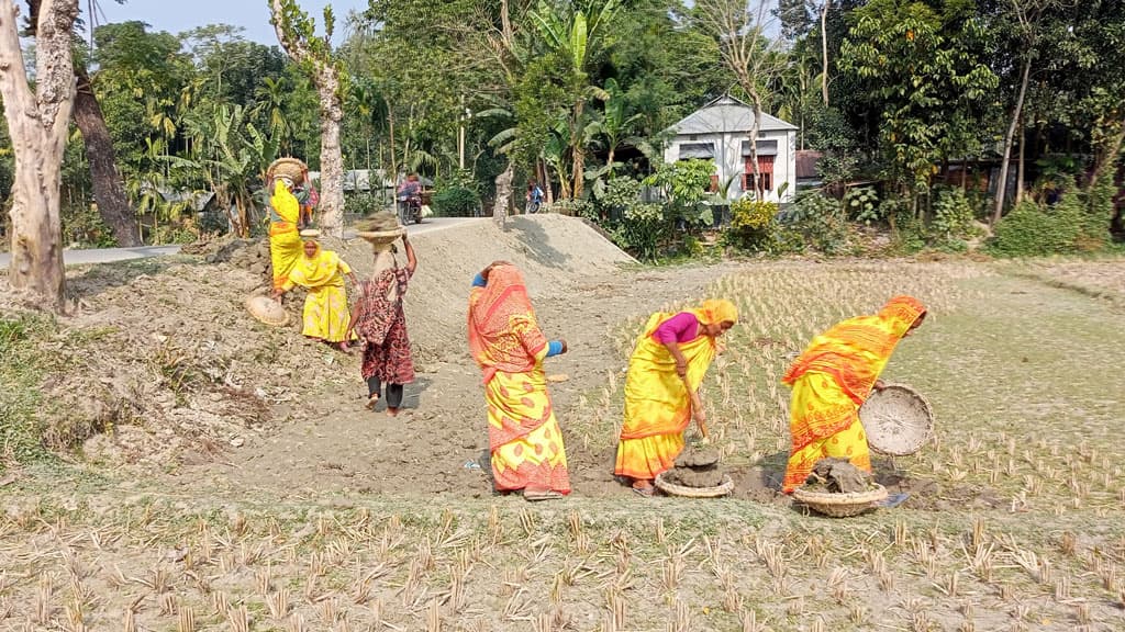 সড়ক রক্ষণাবেক্ষণে নারী বদলাচ্ছে জীবনধারা