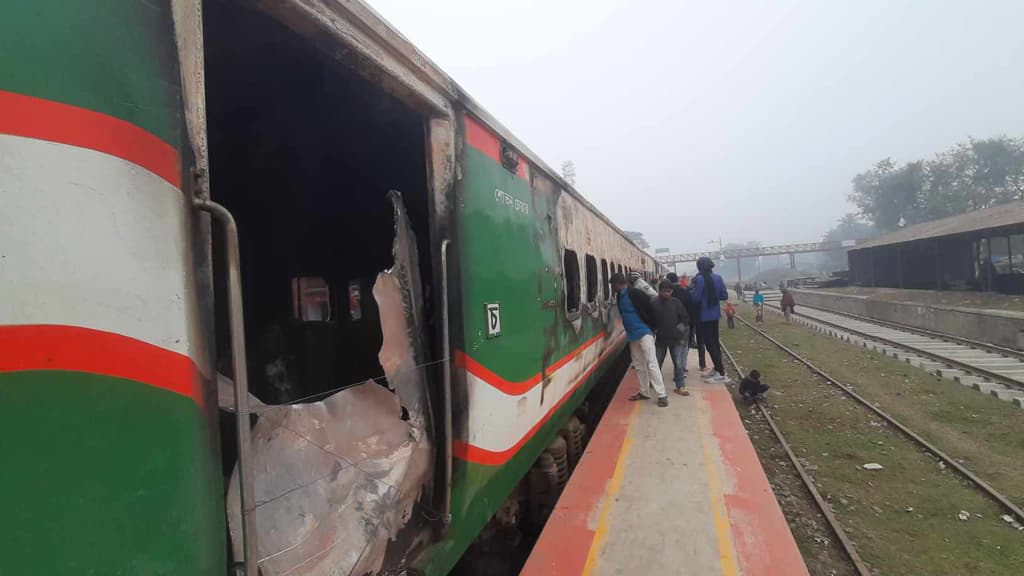 বেনাপোল এক্সপ্রেসের পুড়ে যাওয়া ৪ কোচ এখন সৈয়দপুরের কারখানায়