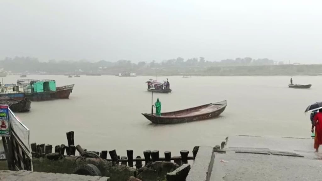 ভারী বর্ষণে মোংলা বন্দরে পণ্য ওঠানামা বন্ধ