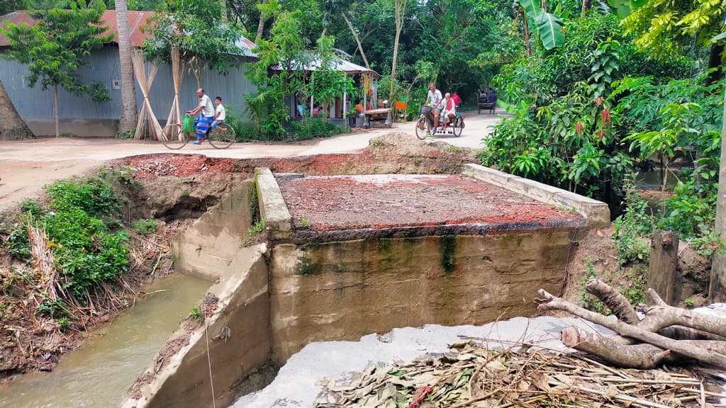 সেতু পুনর্নির্মাণে সংযোগ সড়ক কেটে ঠিকাদার লাপাত্তা 