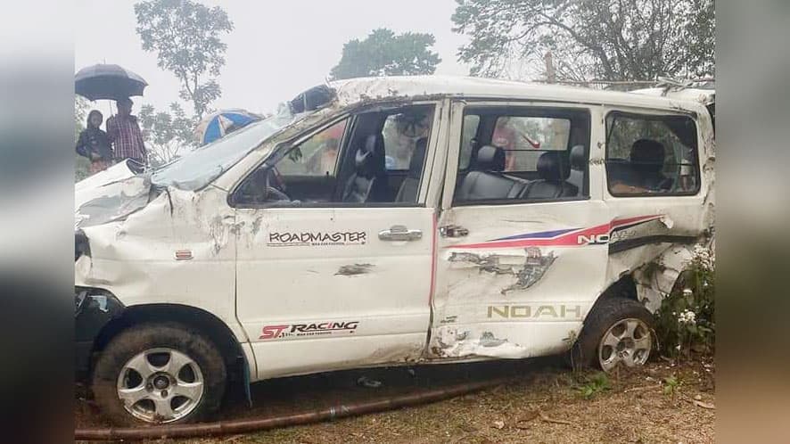 মৌলভীবাজারে ট্রেনের সঙ্গে মাইক্রোবাসের সংঘর্ষ, আহত ২ জন