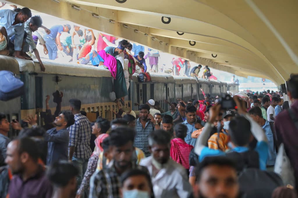 ট্রেনে করে আজ ঢাকা ছাড়বে দেড় লাখ মানুষ