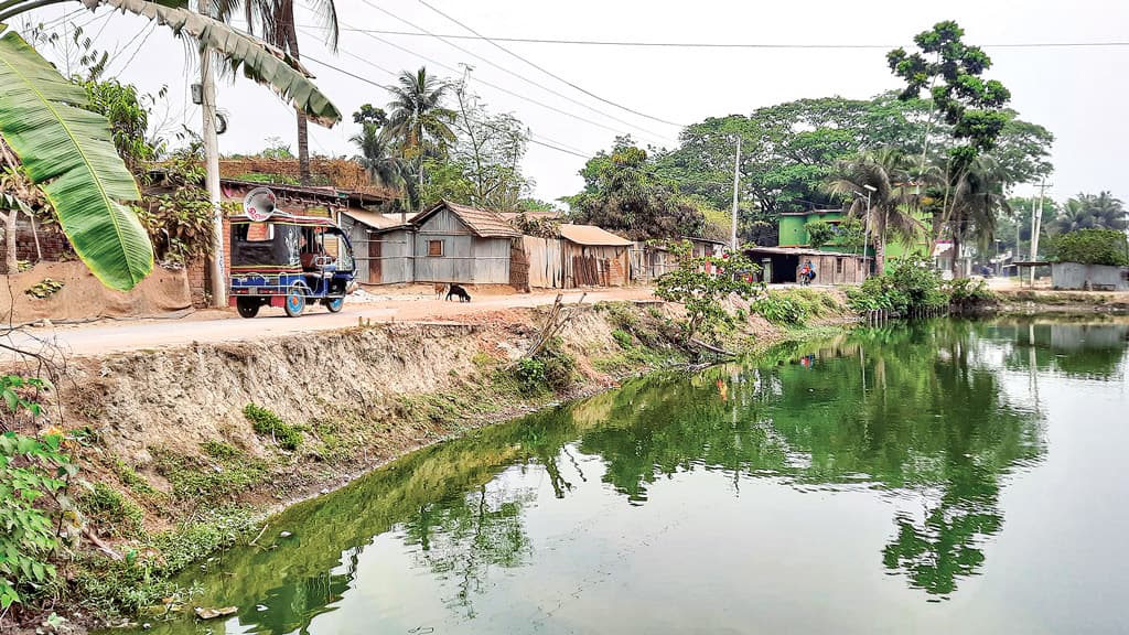 পুকুরের গর্ভে সড়ক, ভোগান্তি